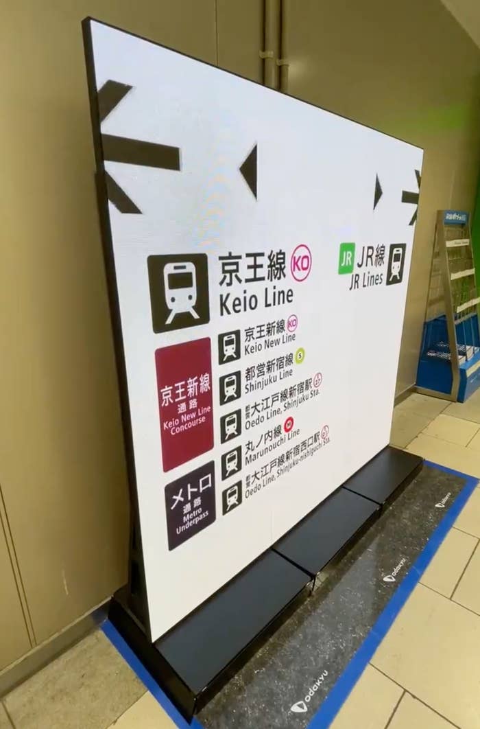 新宿駅に出現した「動く案内板」（石川祐基さんがXに投稿した動画より）