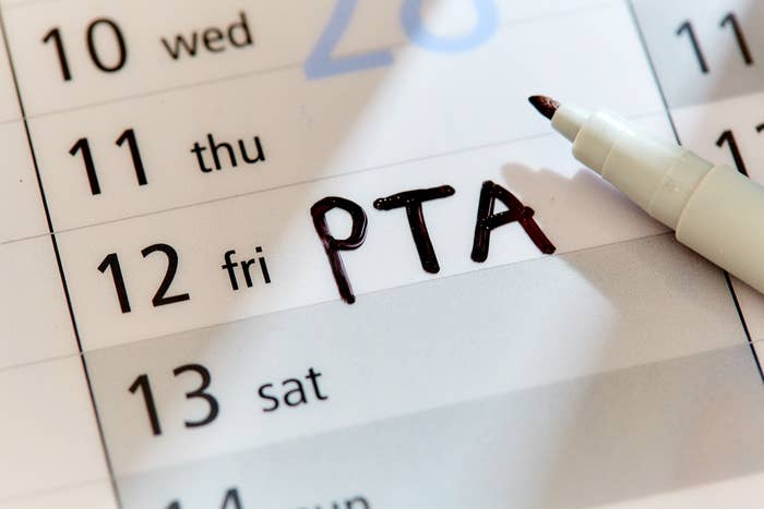 カレンダーにマーカーで「PTA」と書かれている。