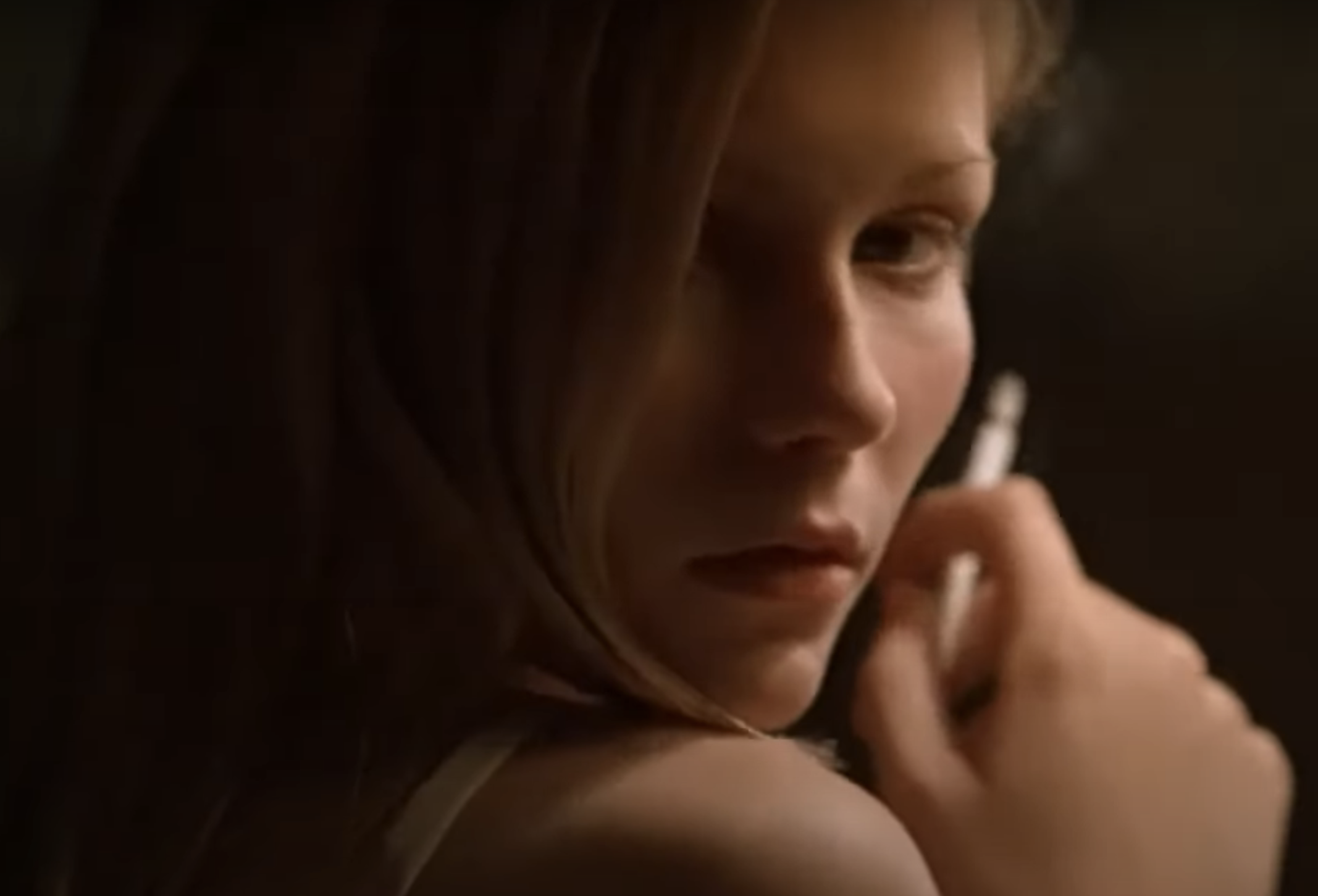 Kirsten Dunst in The Virgin Suicides holding a cigarette