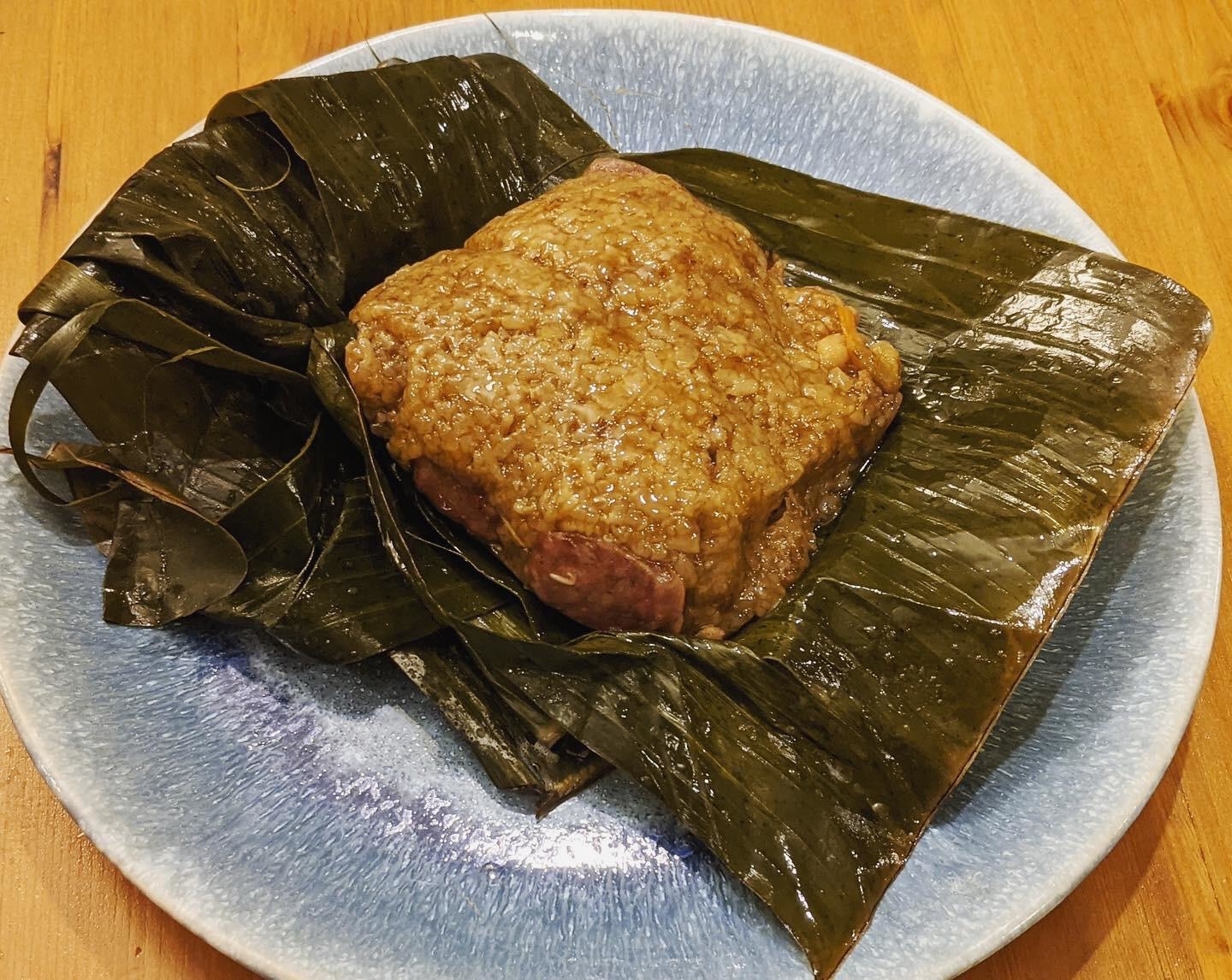 Rice dumpling wrapped in lotus leaves on a plate