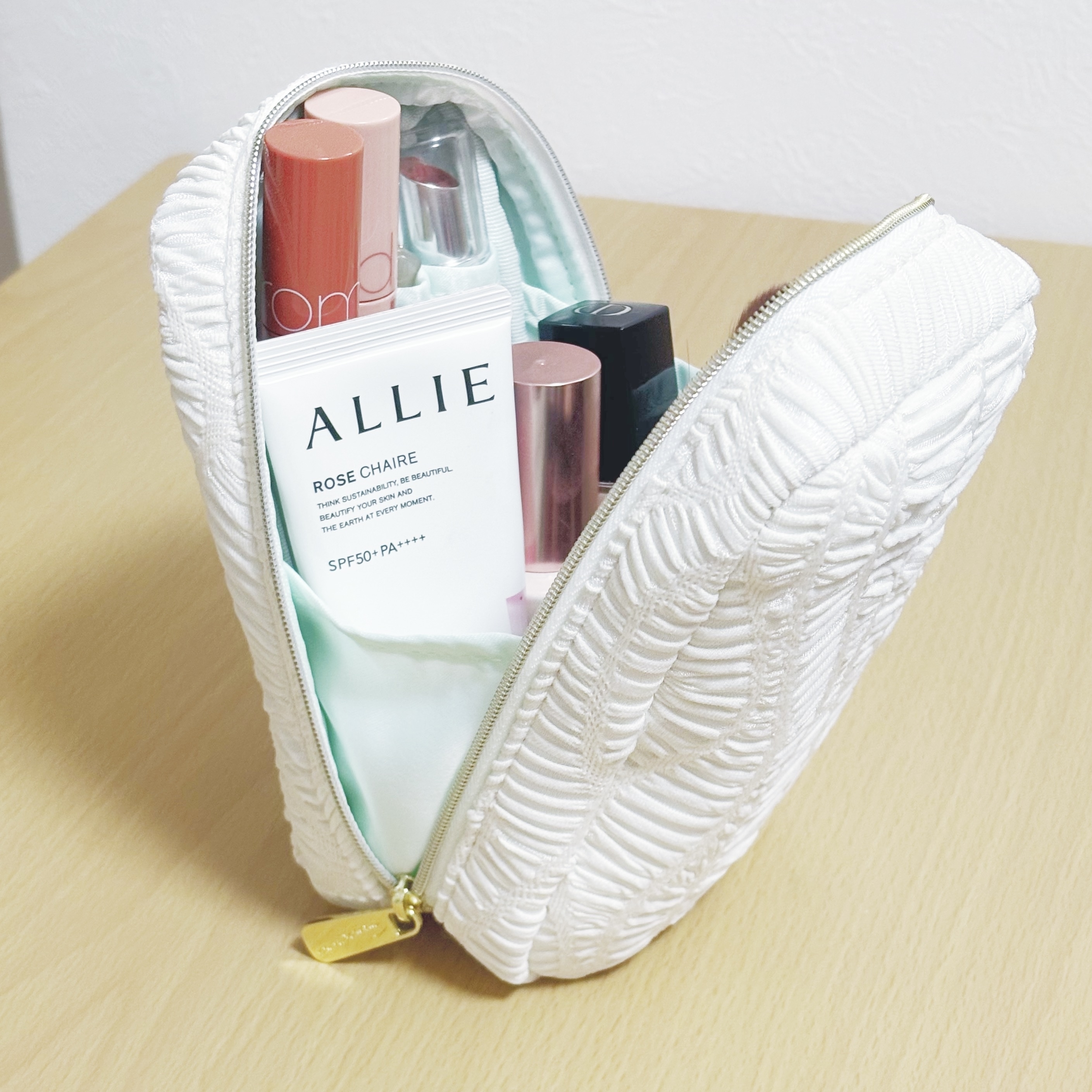 化粧ポーチに入った様々な化粧品。