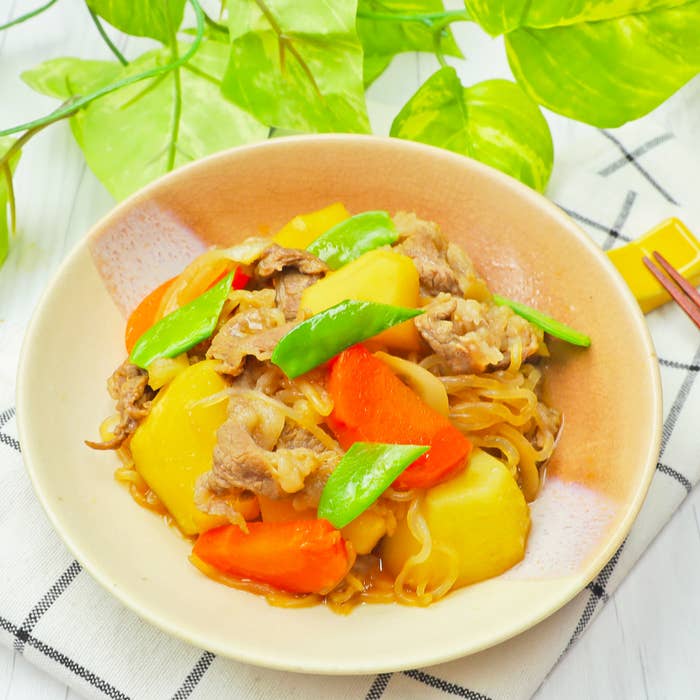 皿に盛られた肉じゃが