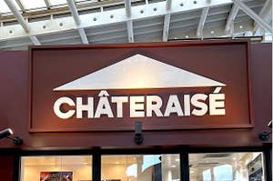 シャトレーゼの店舗入口、焼きたてファクトリーの看板とパンやリンゴが写ったデザインが特徴