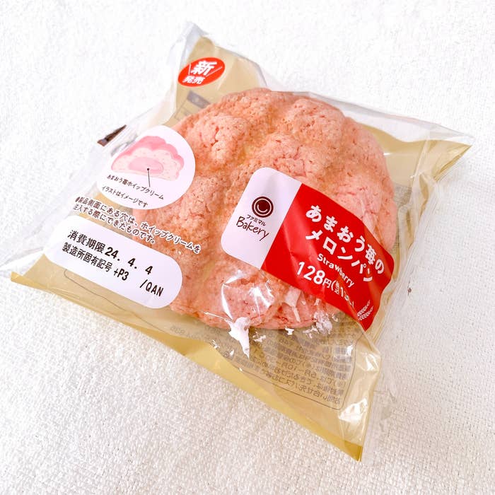 FamilyMart(ファミリーマート)のおすすめスイーツ「あまおう苺のメロンパン」