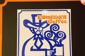 コンディアスコーヒーのロゴ、西部風デザインのキャラクターがコーヒーカップを持つ