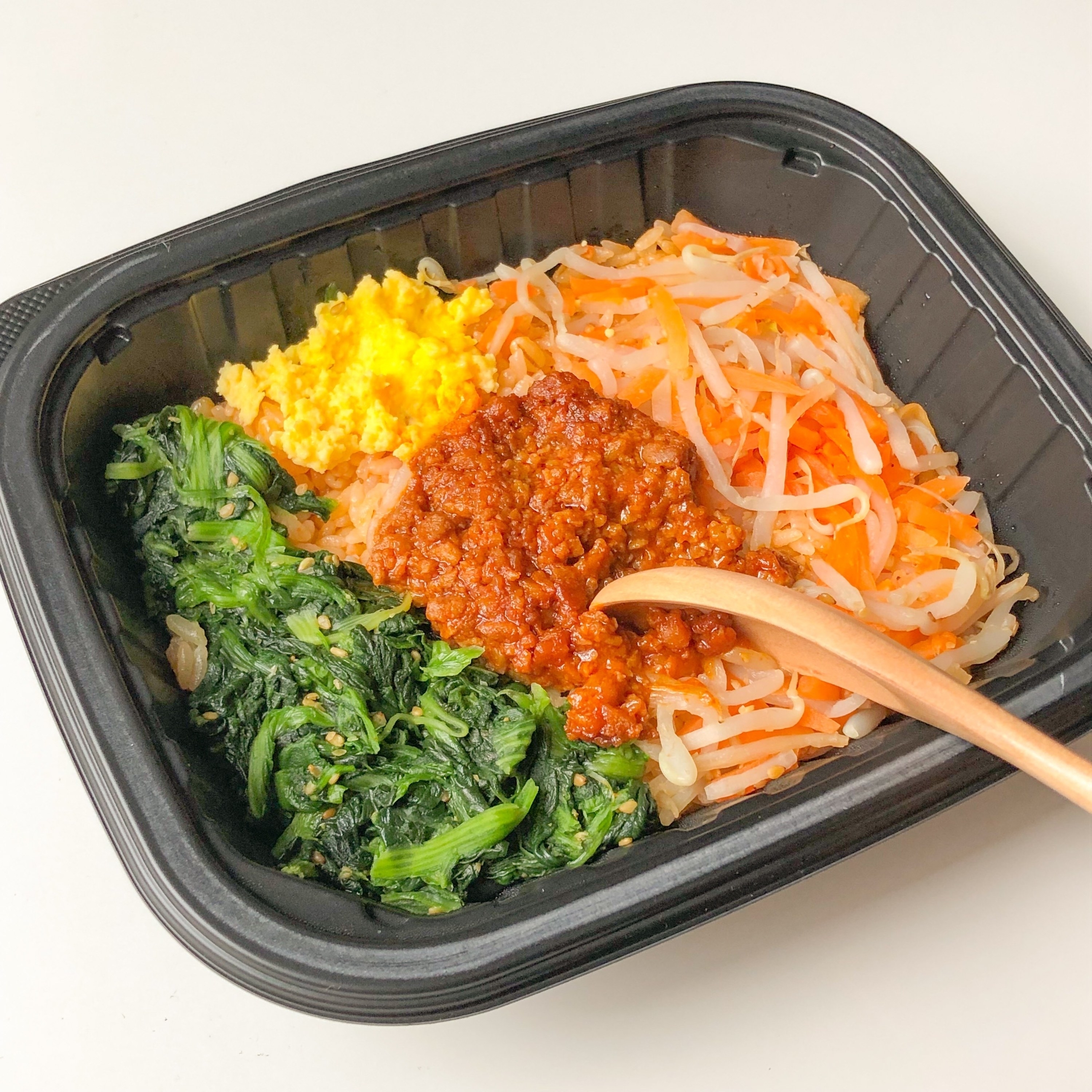 FamilyMart(ファミリーマート)のおすすめ冷凍食品「コチュジャン風味のピリ辛肉味噌ビビンバ」