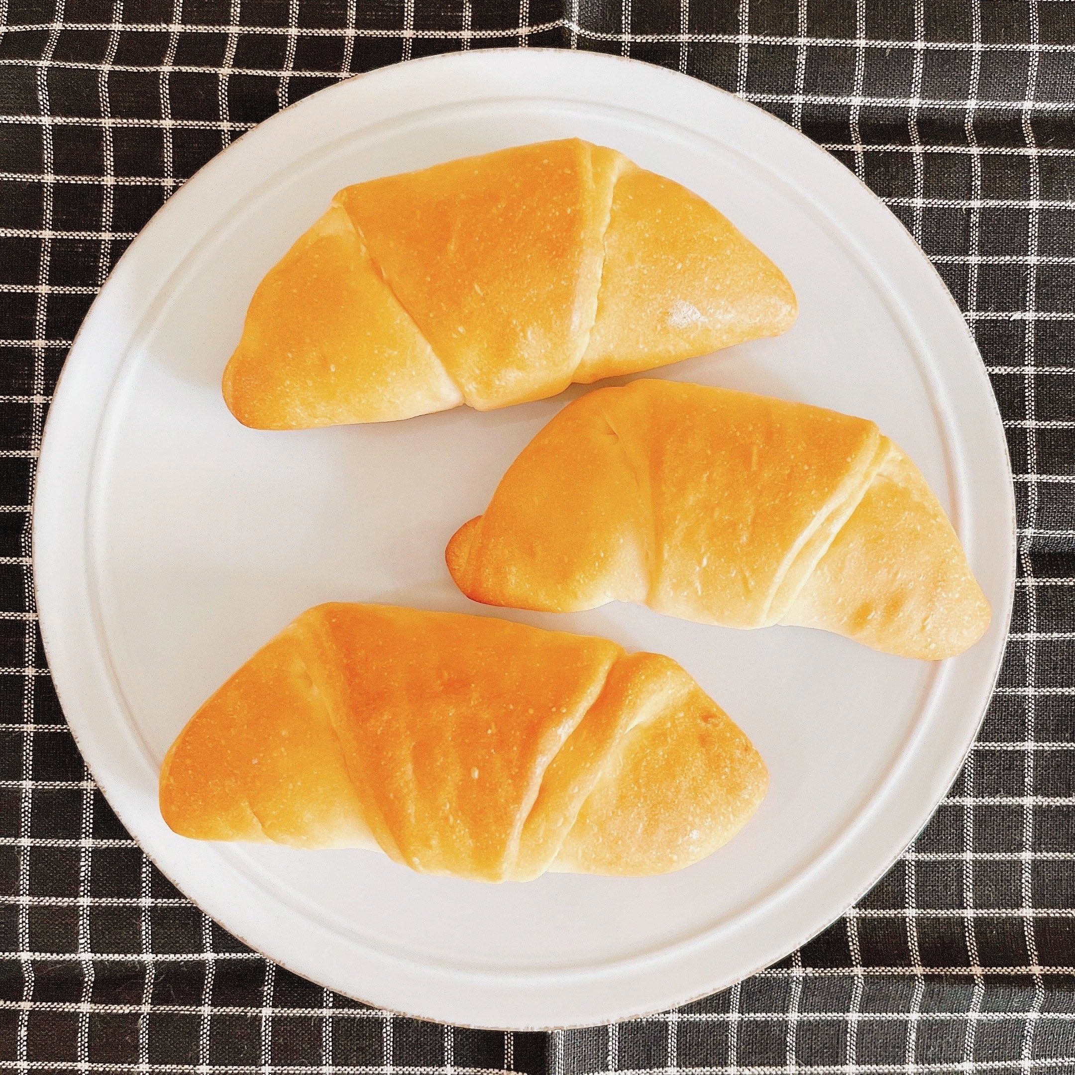 セブン-イレブンのおすすめパン「バター香る塩パン3個入り」