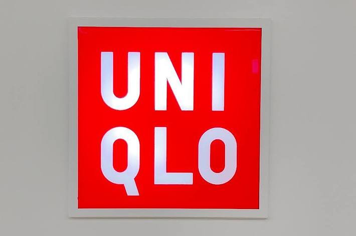ユニクロのロゴが掲げられた看板