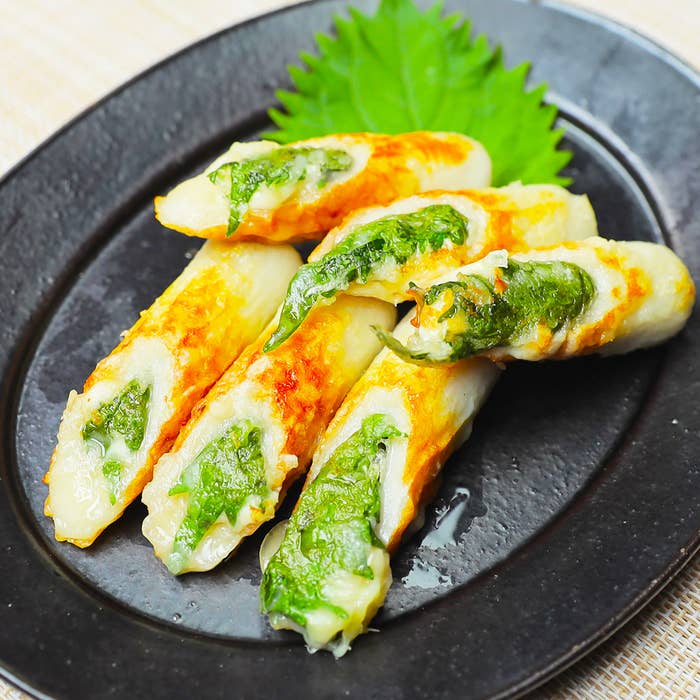 黒い皿に盛られたチーズ入りちくわ