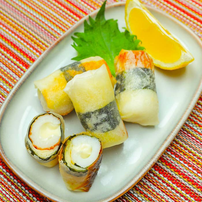 皿に盛られた切り分けられたちくわ