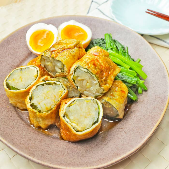 皿の上にあるもやしと半分に切られた煮卵、小松菜が添えられている。