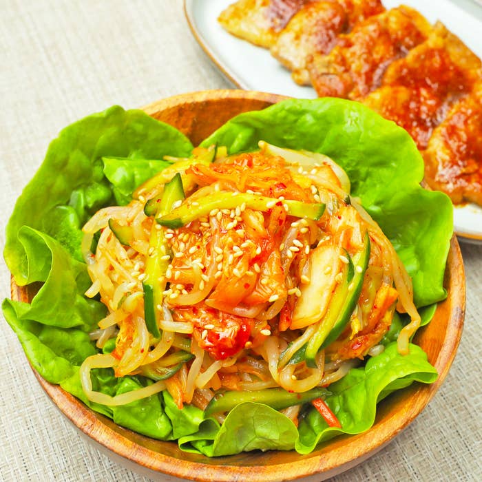 もやしサラダが盛られた木製のボウル。