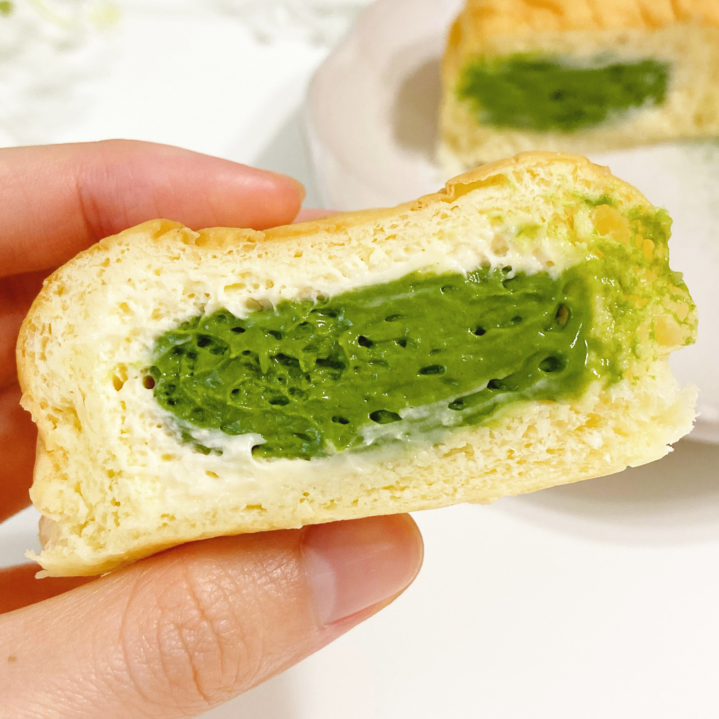 FamilyMart(ファミリーマート)のおすすめスイーツパン「冷やして食べるとろけるくりーむパン 出雲抹茶」