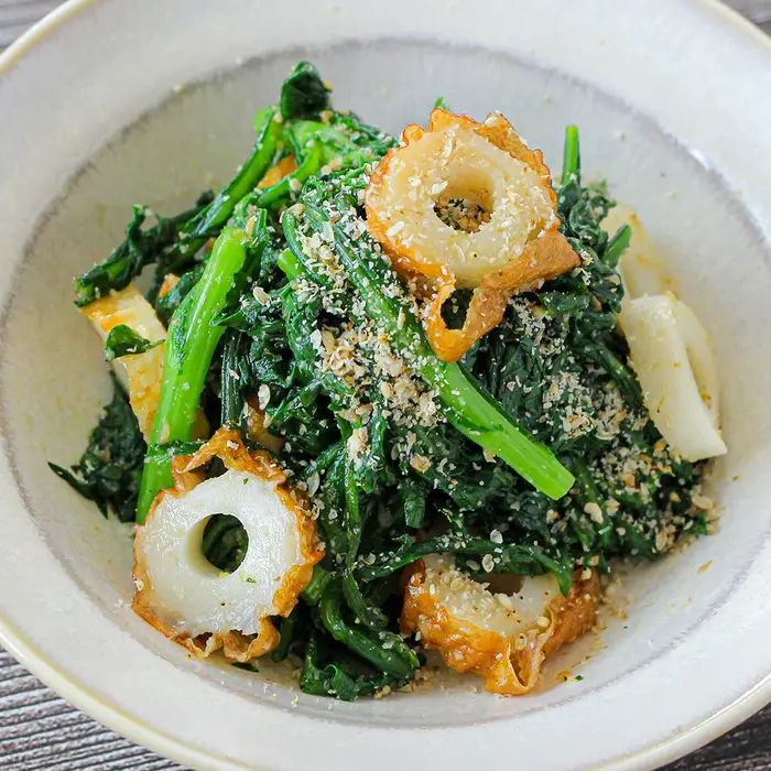 器に春菊とちくわのごまあえが盛り付けられています。