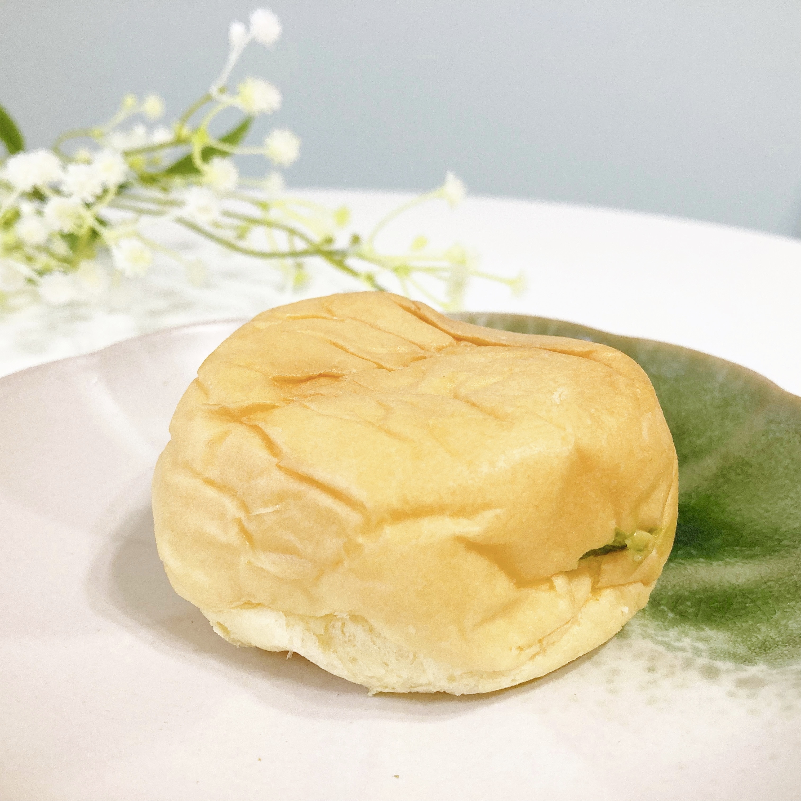 FamilyMart（ファミリーマート）のおすすめスイーツパン「冷やして食べるとろけるくりーむパン　出雲抹茶」