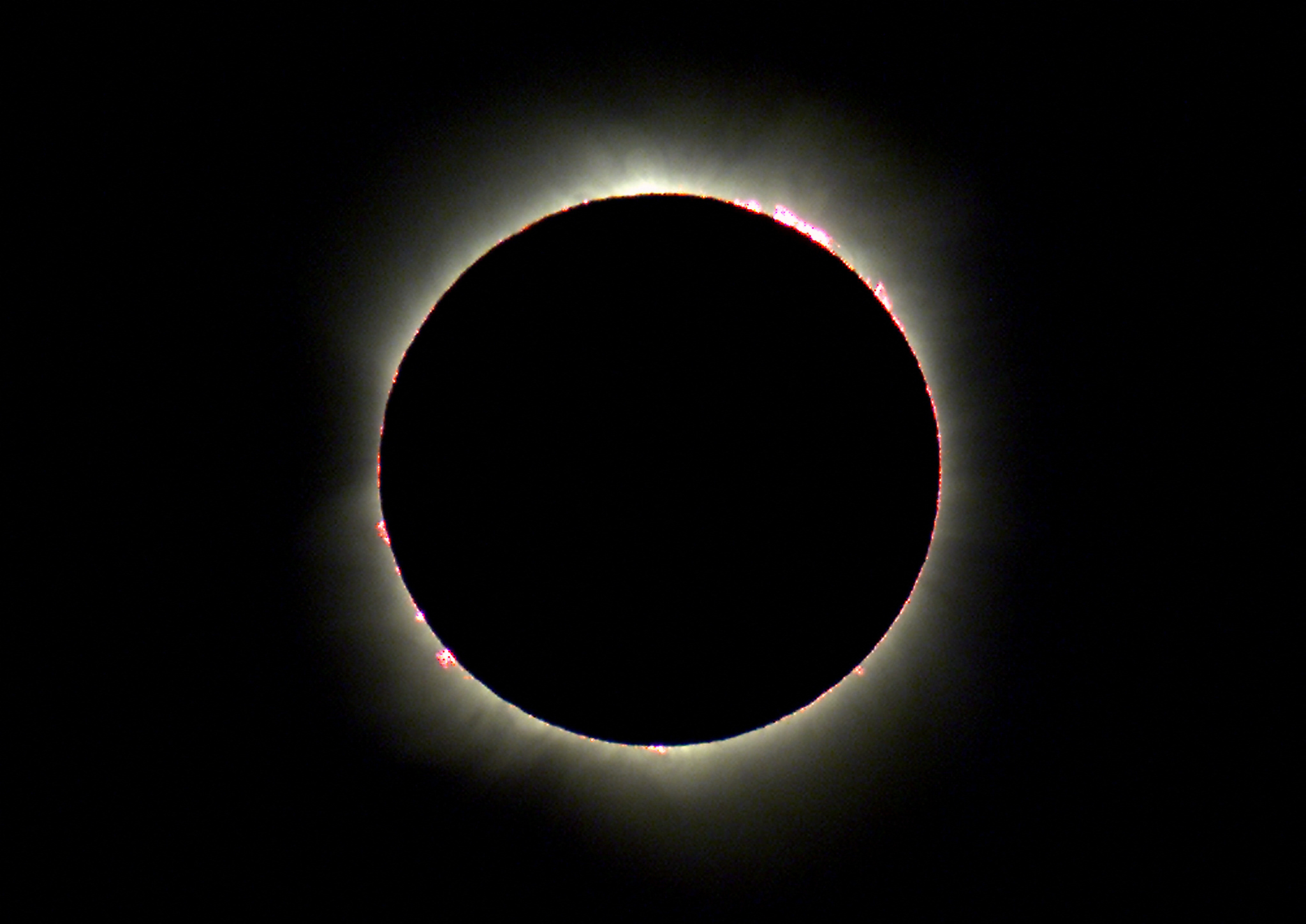 Solar eclipse showing the sun&#x27;s corona and Baily&#x27;s beads effect around the moon&#x27;s silhouette