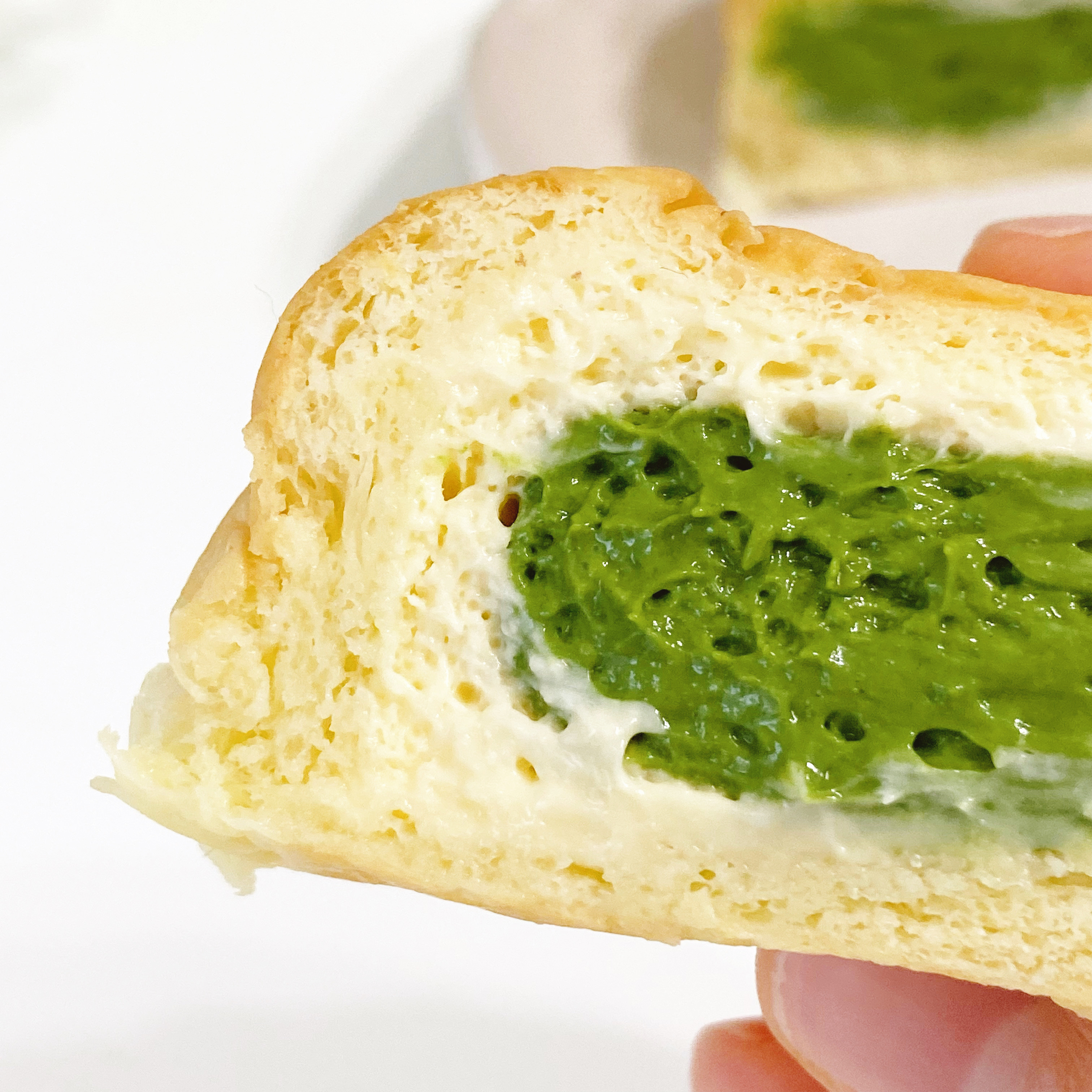FamilyMart（ファミリーマート）のおすすめスイーツパン「とろけるくりーむパン」
