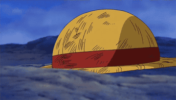 Sombrero de paja flotando en el agua, pertenece al personaje de anime Monkey D. Luffy de One Piece