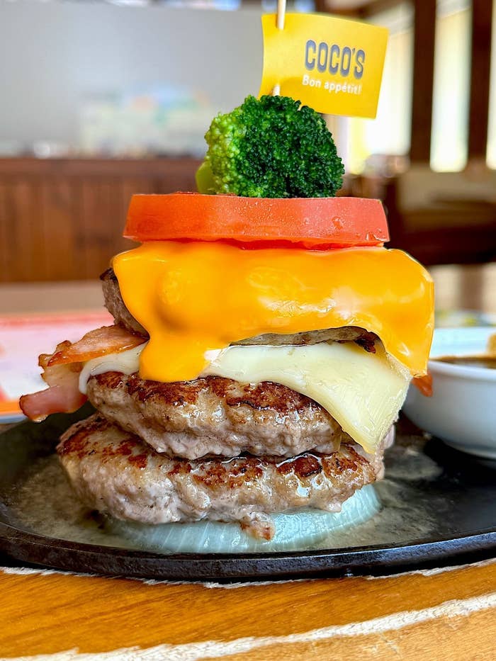 ココスのおすすめメニュー「トリプルマウンテンハンバーグ」