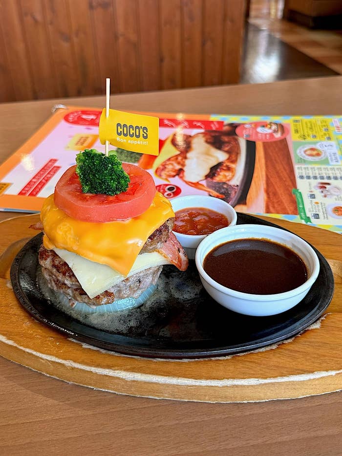 ココスのおすすめメニュー「トリプルマウンテンハンバーグ」