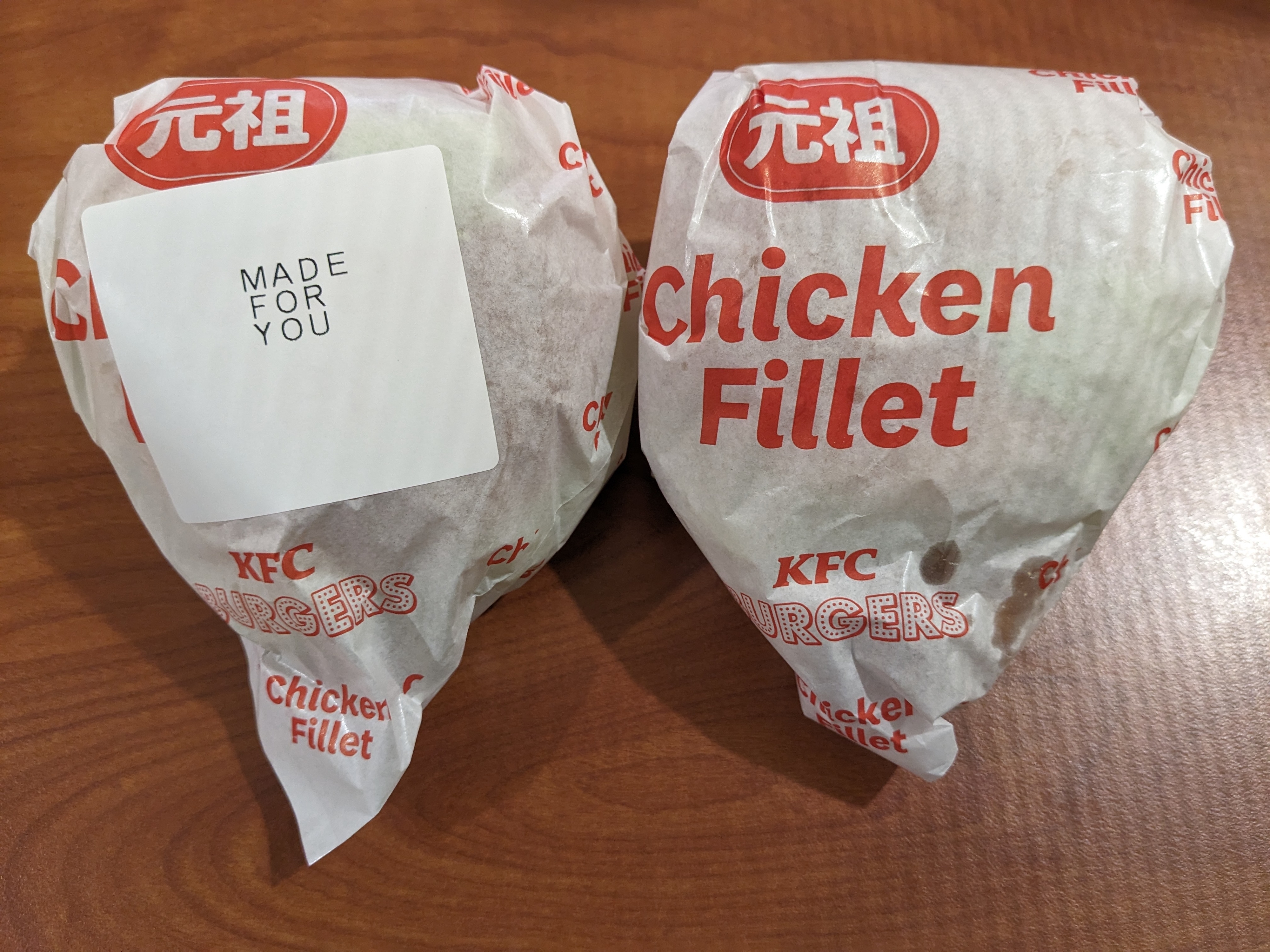 KFCのチキンフィレサンドイッチ２つがテーブルの上にあります。