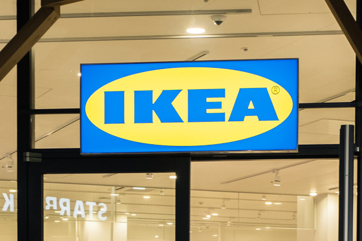 IKEAのロゴが店舗の入口に掲げられています。