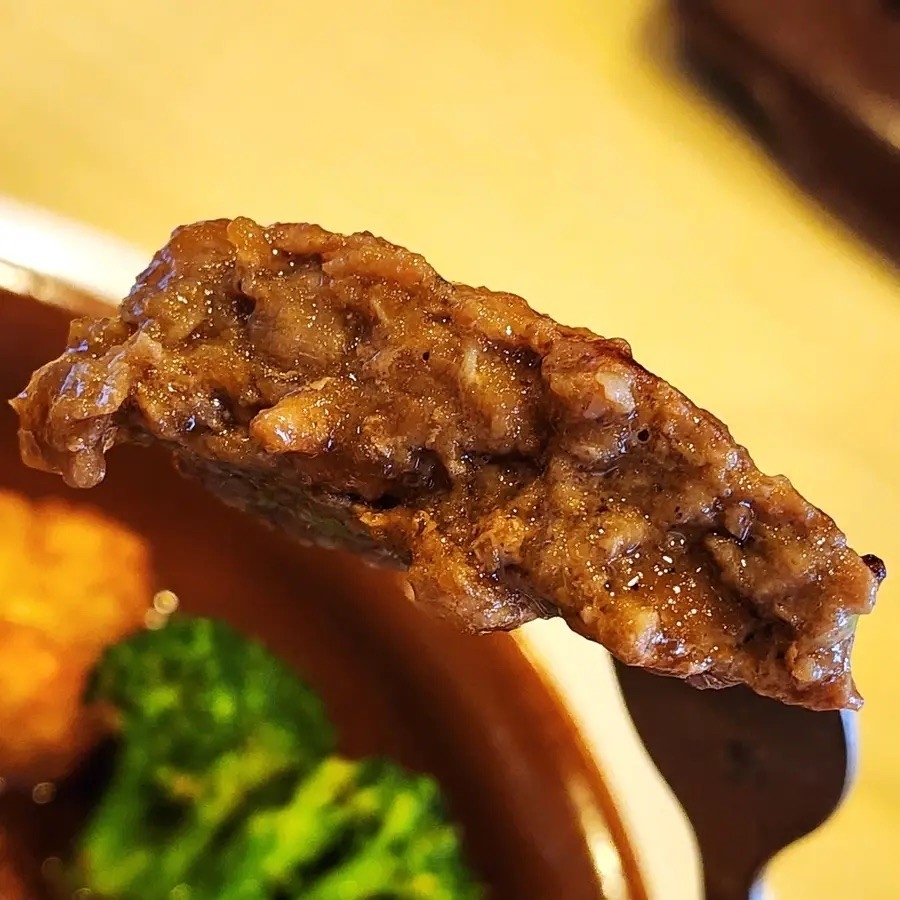 ガストのおすすめメニュー「ビーフ100%粗挽きステーキハンバーグ」