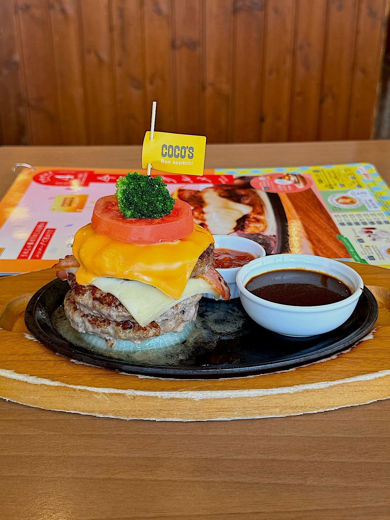 ココスのおすすめメニュー「トリプルマウンテンハンバーグ」