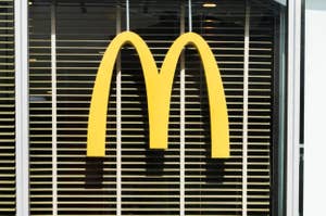 マクドナルドのロゴが描かれた看板