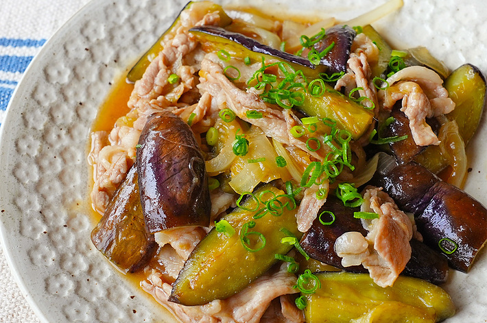 肉と茄子の炒め物が盛り付けられた料理の写真です。