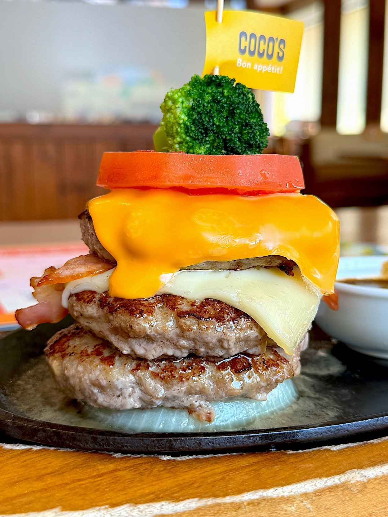 ココスのおすすめメニュー「トリプルマウンテンハンバーグ」