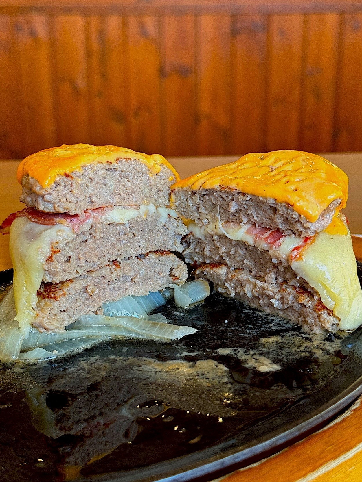 ココスのおすすめメニュー「トリプルマウンテンハンバーグ」