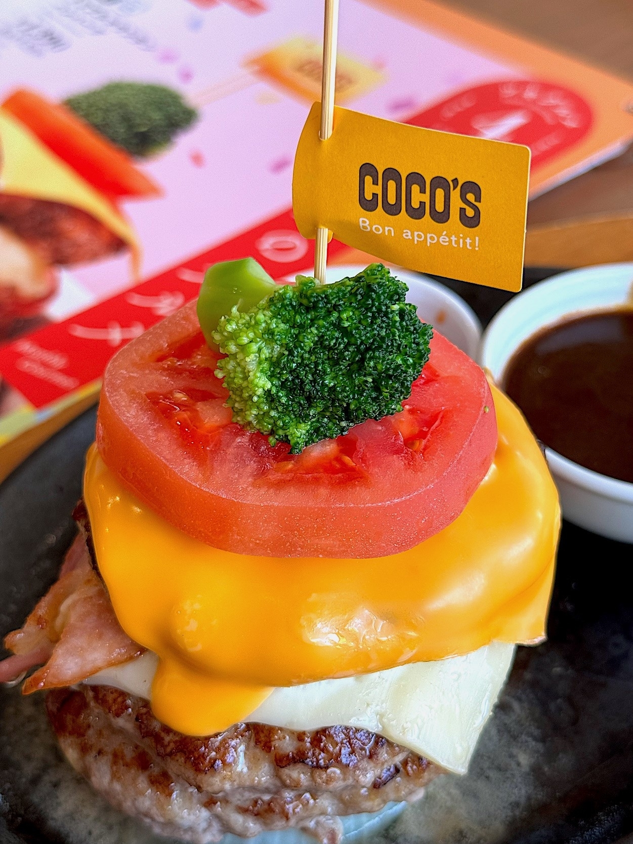 ココスのおすすめメニュー「トリプルマウンテンハンバーグ」