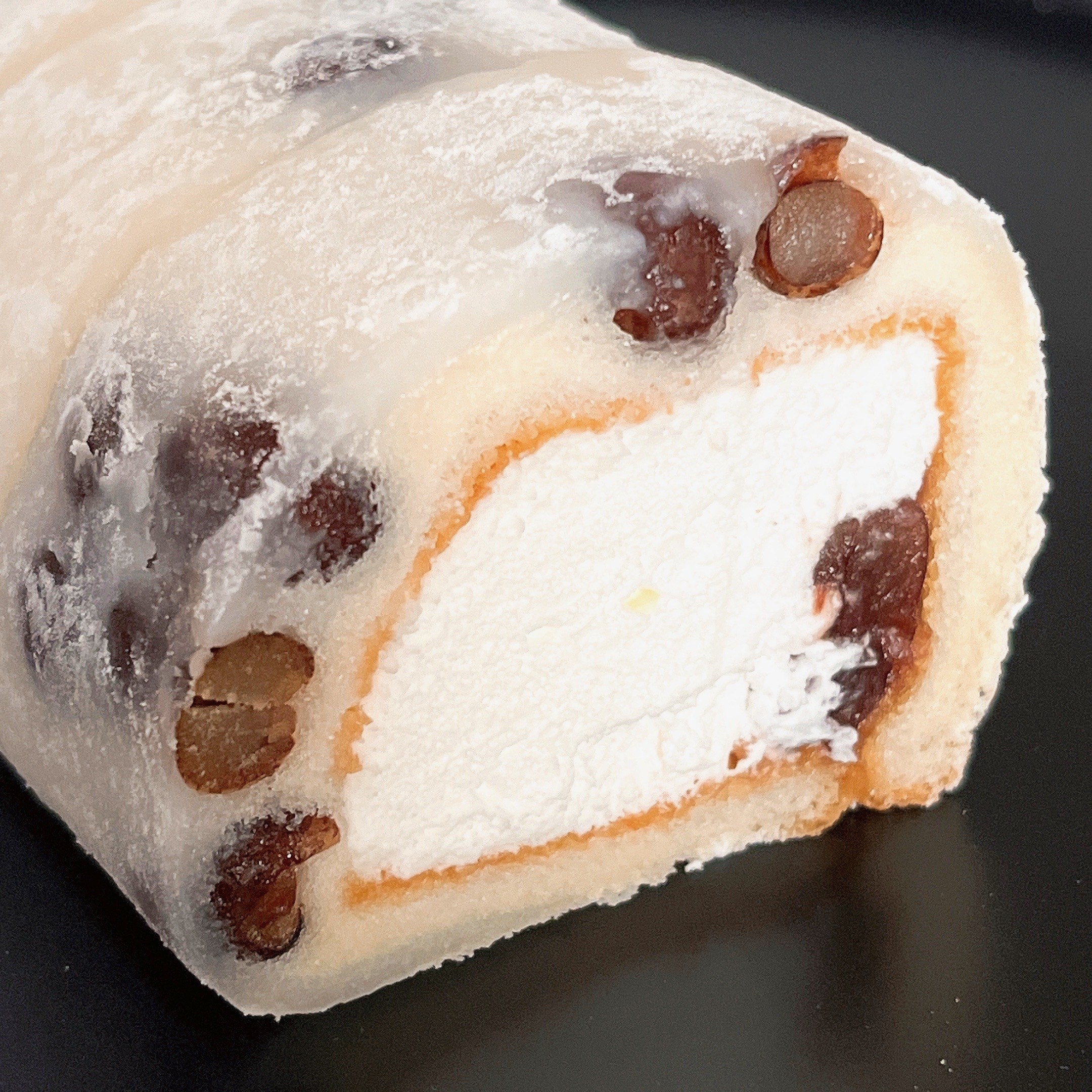 LAWSON(ローソン)のおすすめスイーツ「塩豆大福仕立てのもち食感ロール」