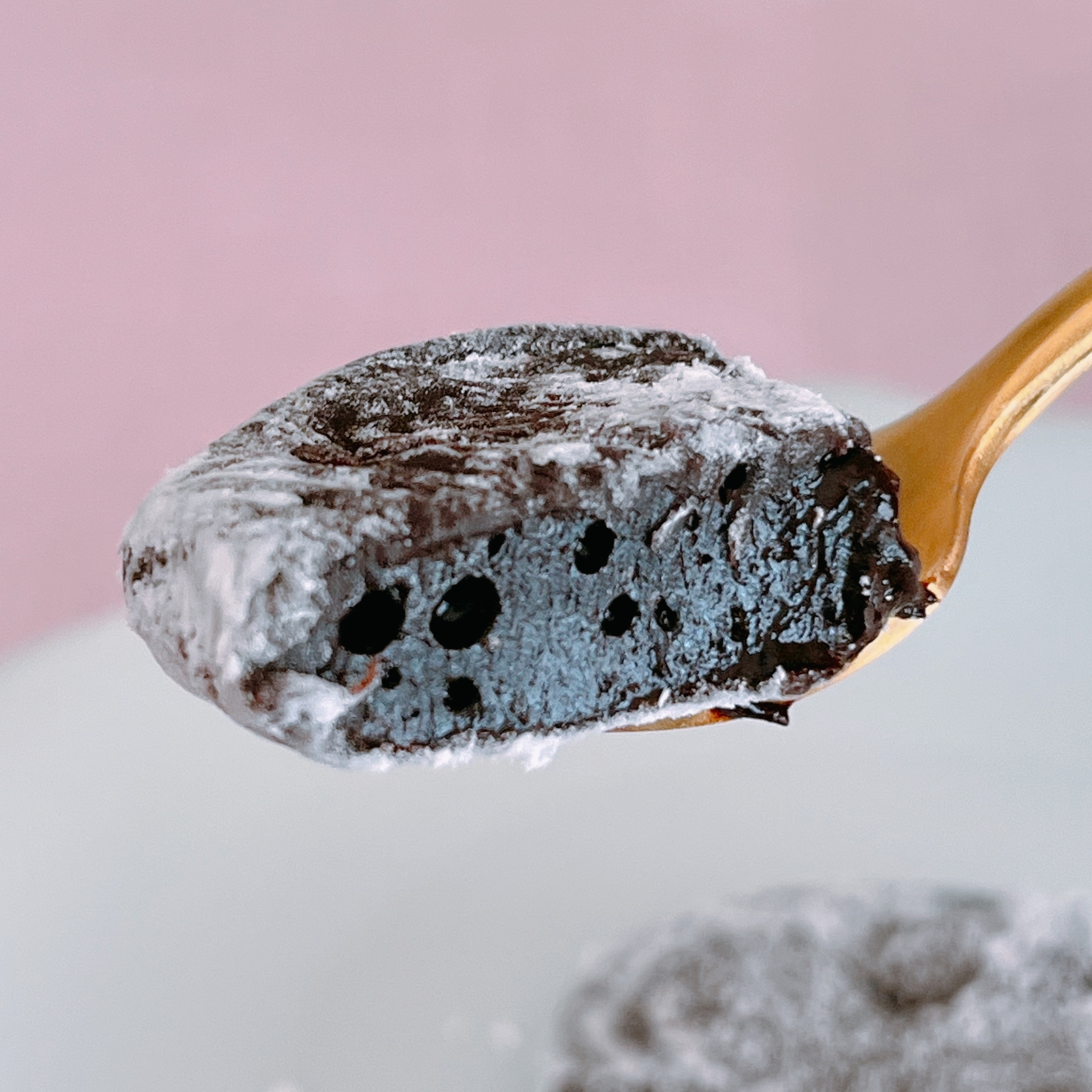 スプーンに乗ったオレオ風味のアイスクリーム。