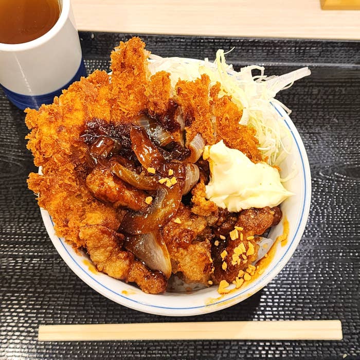 かつやのおすすめフード「トンテキとチキンカツの合い盛り丼」