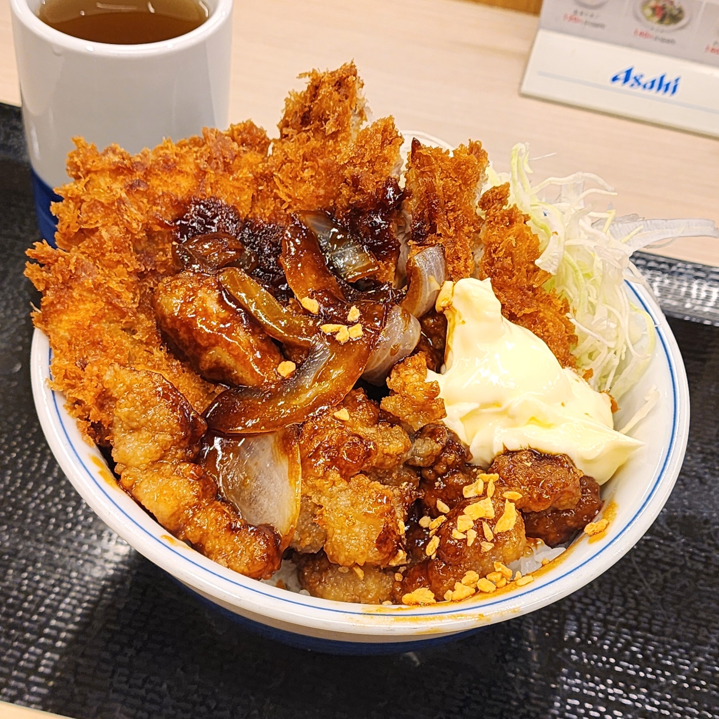 かつやのおすすめフード「トンテキとチキンカツの合い盛り丼」