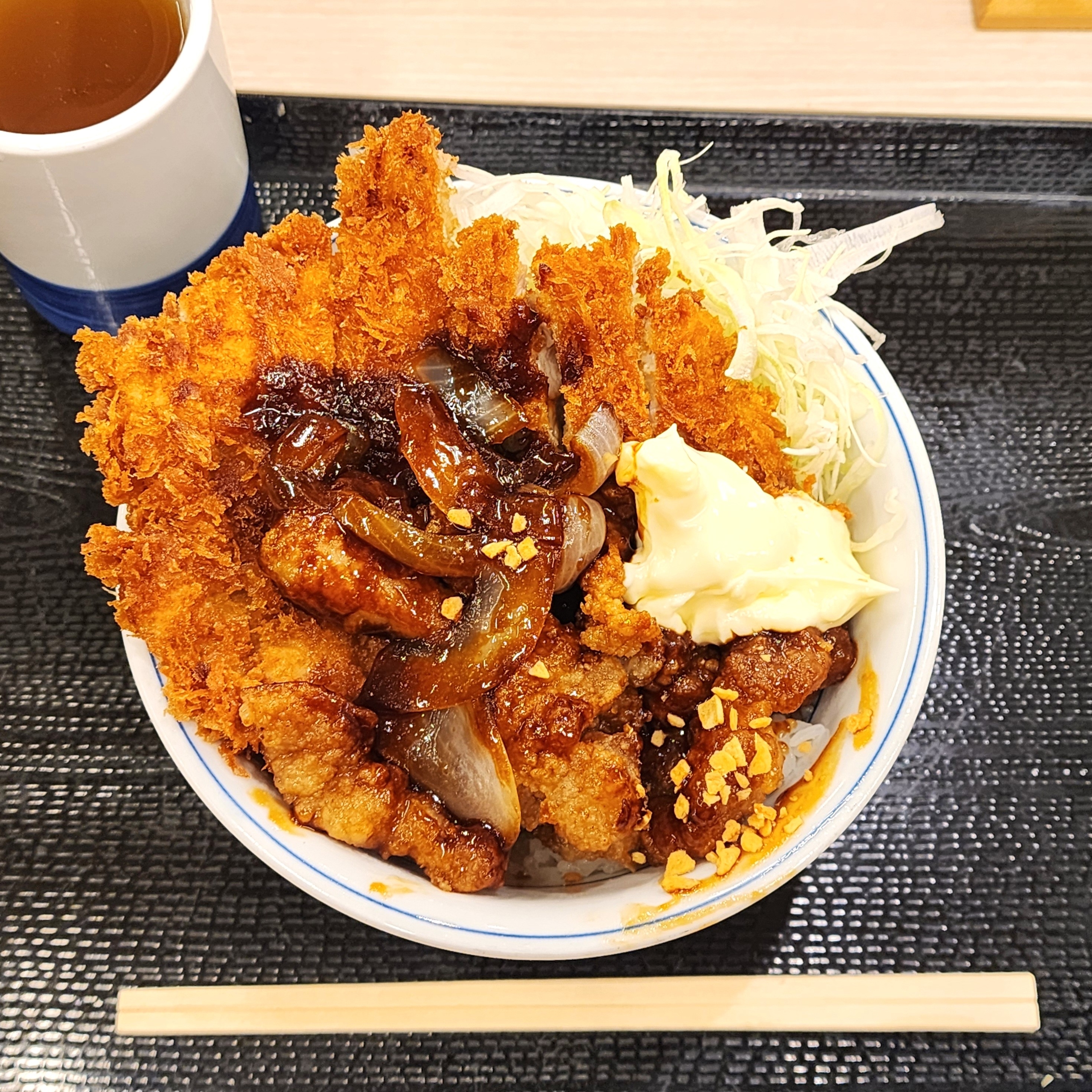 かつやのおすすめフード「トンテキとチキンカツの合い盛り丼」
