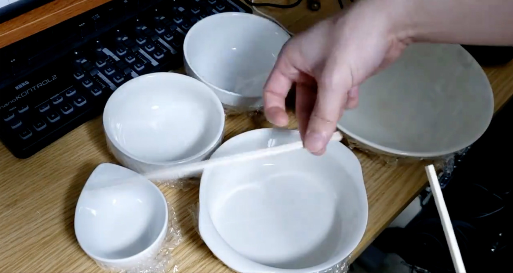 「皿にラップ張ったやつを叩いて加工したら普通に良い音になった」の動画の一部（すくろーすさんのXより）