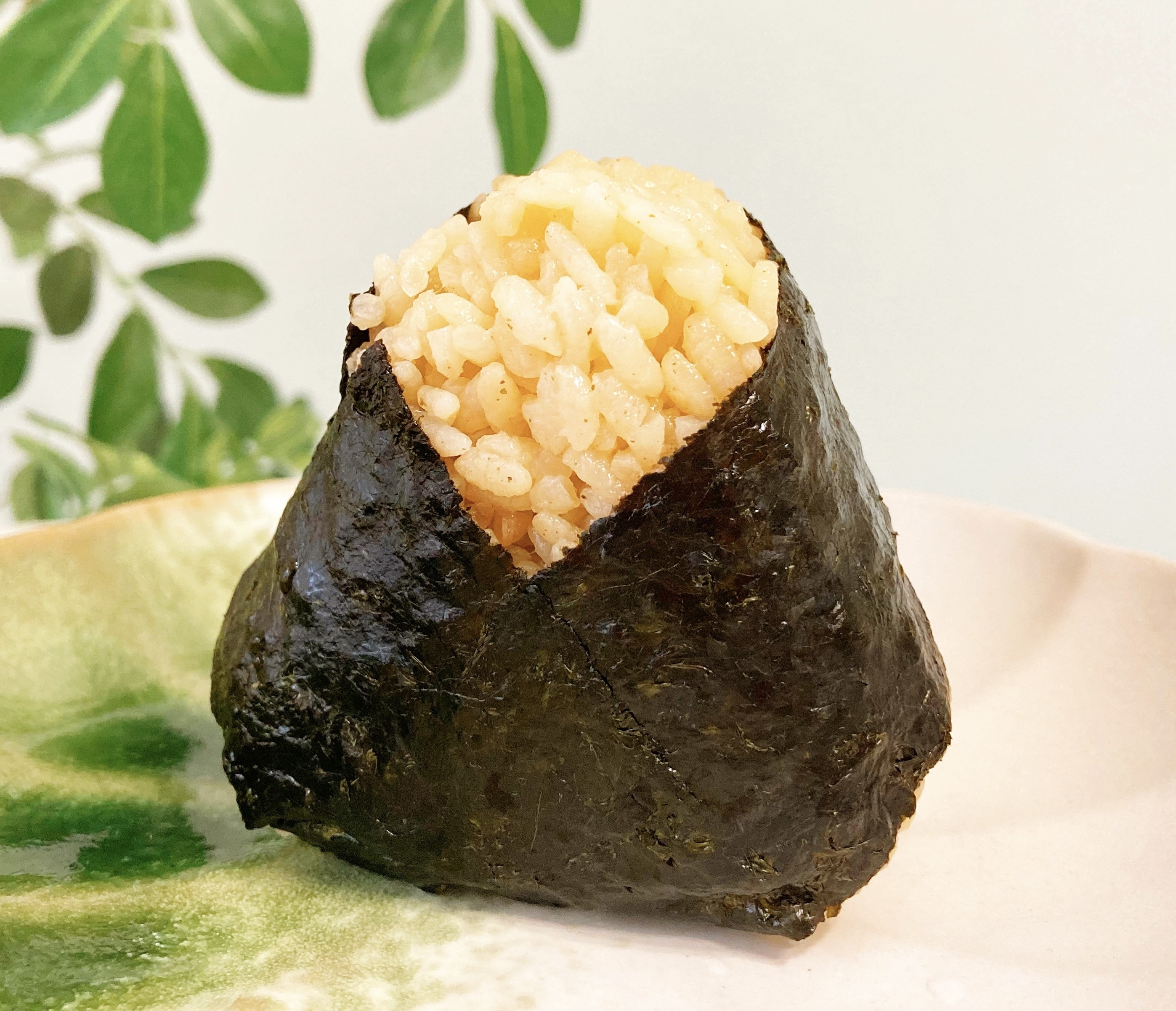 FamilyMart(ファミリーマート)のおすすめおにぎり「【関東】ごちむすび いくらと焼ほたて」