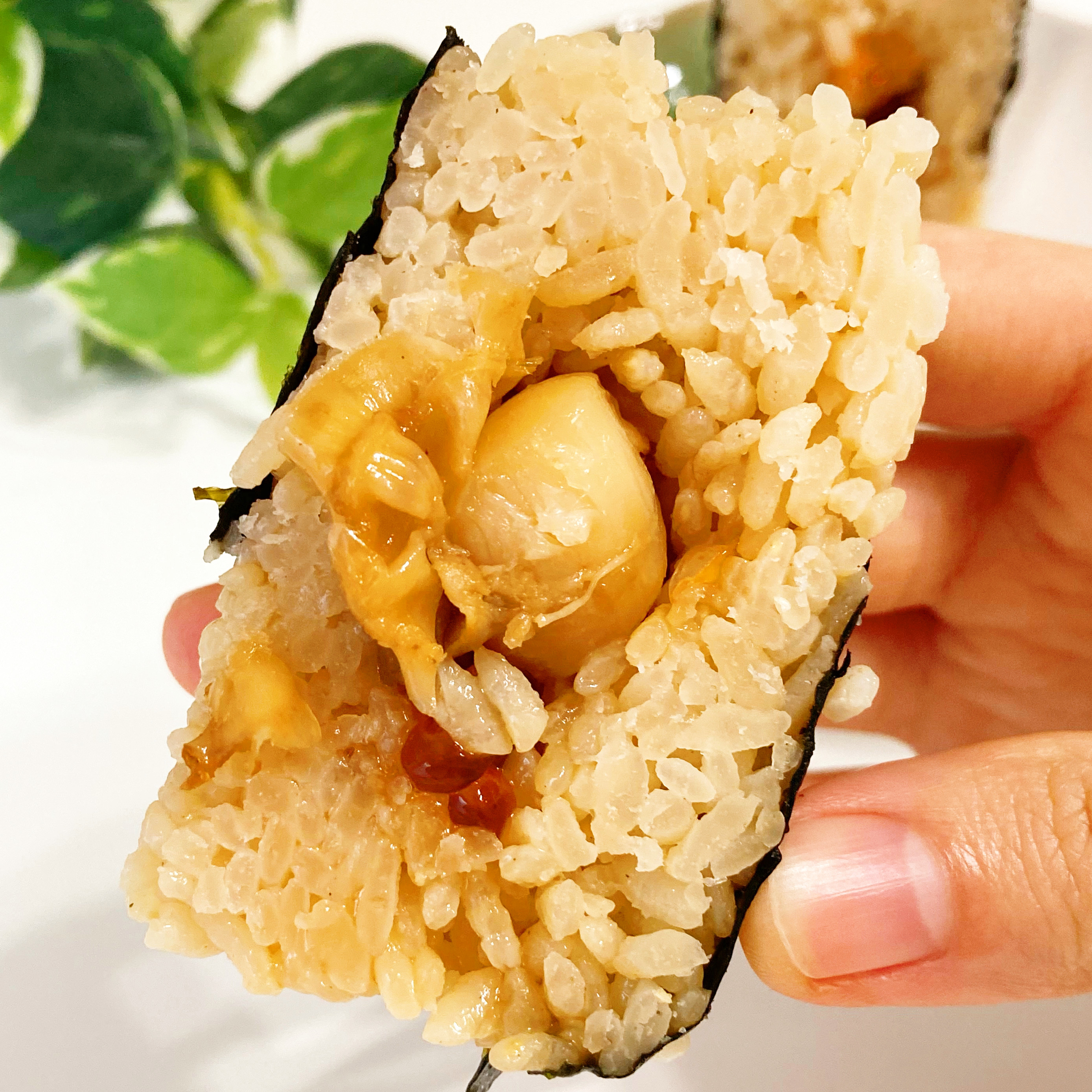 FamilyMart(ファミリーマート)のおすすめおにぎり「【関東】ごちむすび いくらと焼ほたて」