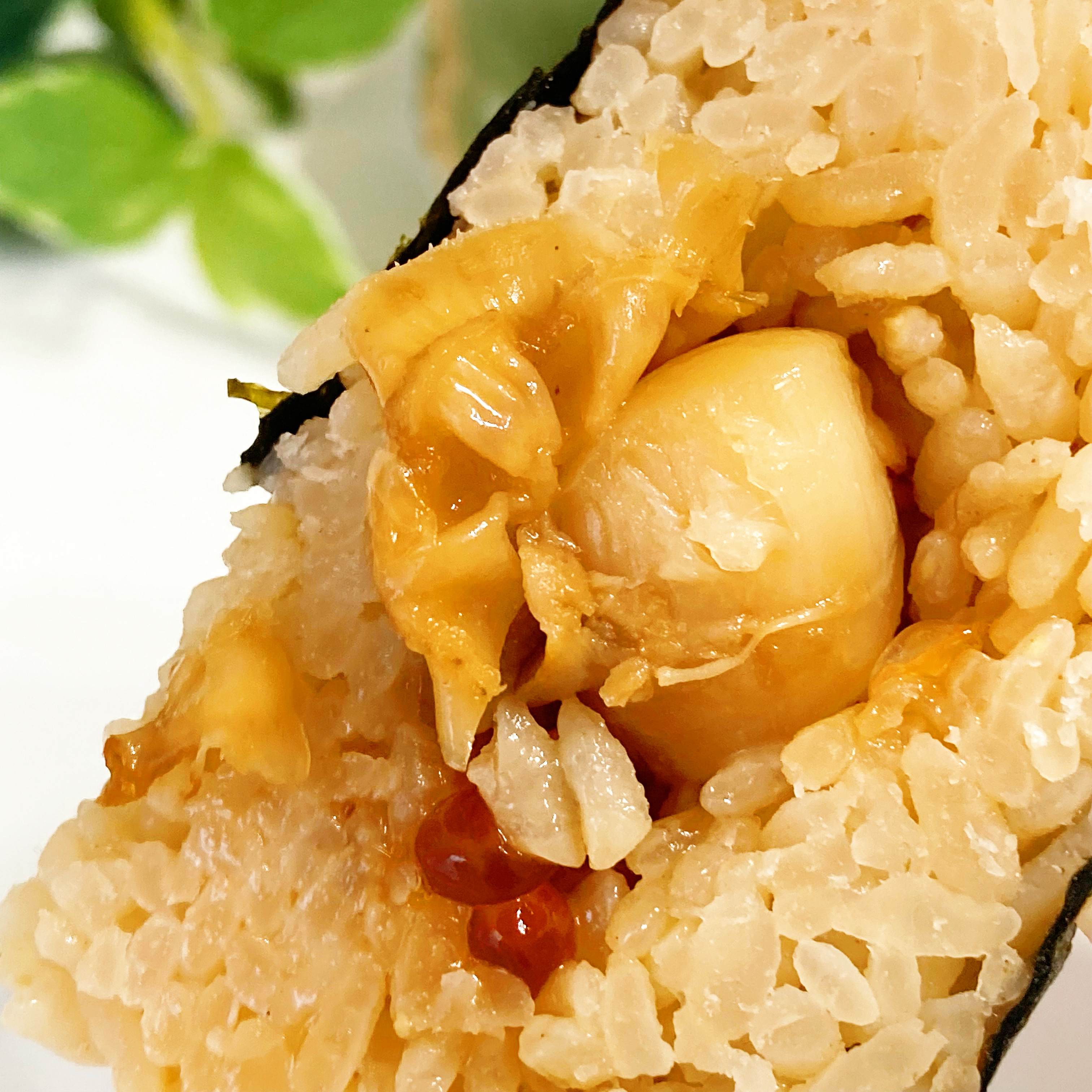 FamilyMart(ファミリーマート)のおすすめおにぎり「【関東】ごちむすび いくらと焼ほたて」