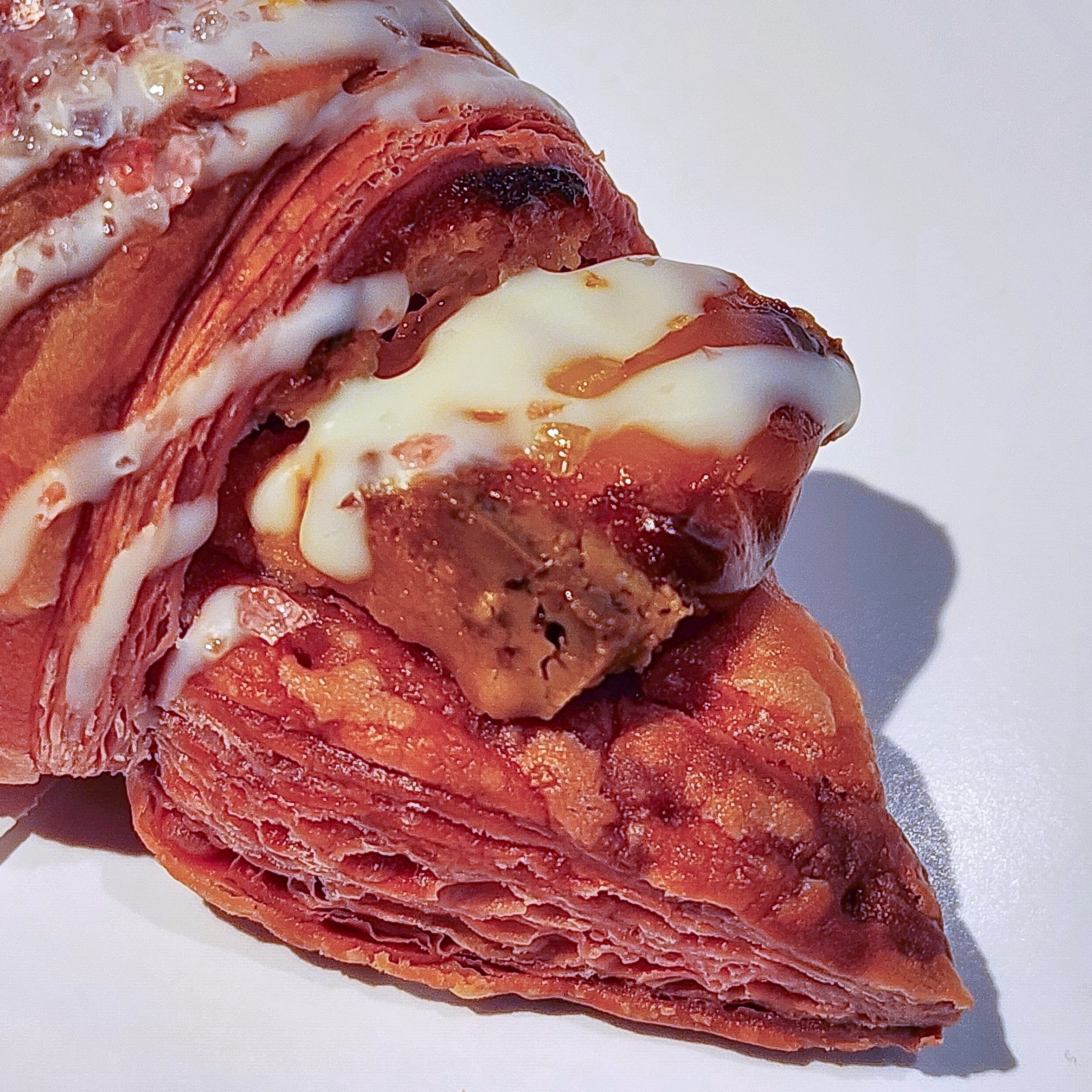 サンマルクカフェのおすすめスイーツ「プレミアムチョコクロ いちごみるく~2つの出会い♡いちごみるくキャンディ&サクマドロップスの宝石~」