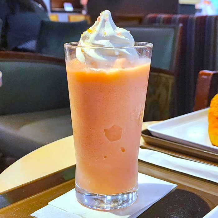 サンマルクカフェのおすすめドリンク「ミルキーいちごみるくスムージー ～2つの出会い♡いちごみるくキャンディ&amp;amp;サクマドロップスの宝石～」