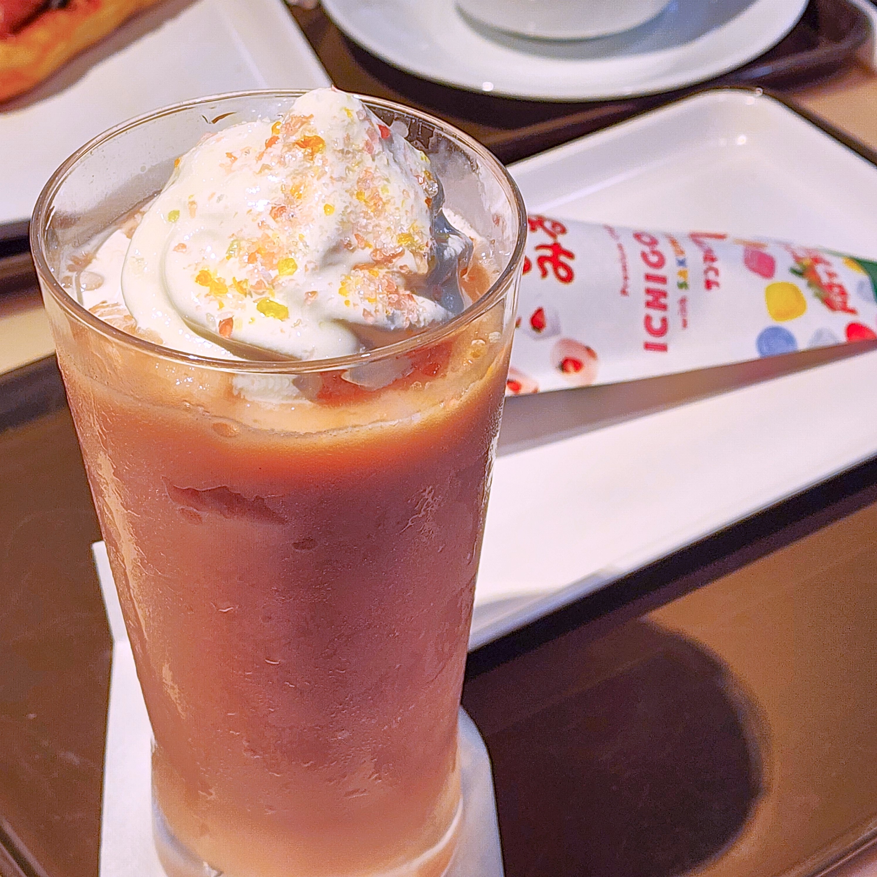 サンマルクカフェのおすすめドリンク「ミルキーいちごみるくスムージー ～2つの出会い♡いちごみるくキャンディ&amp;amp;サクマドロップスの宝石～」
