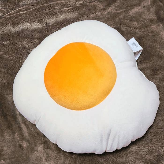 ニトリのオススメのグッズ「モチモチクッション メダマヤキ（MM01）」