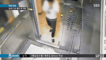 Surveillance footage showing a man stumbling into a moving elevator. Text overlays in Korean
