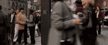 Gente caminando en una calle concurrida, ambiente urbano, imagen de una película
