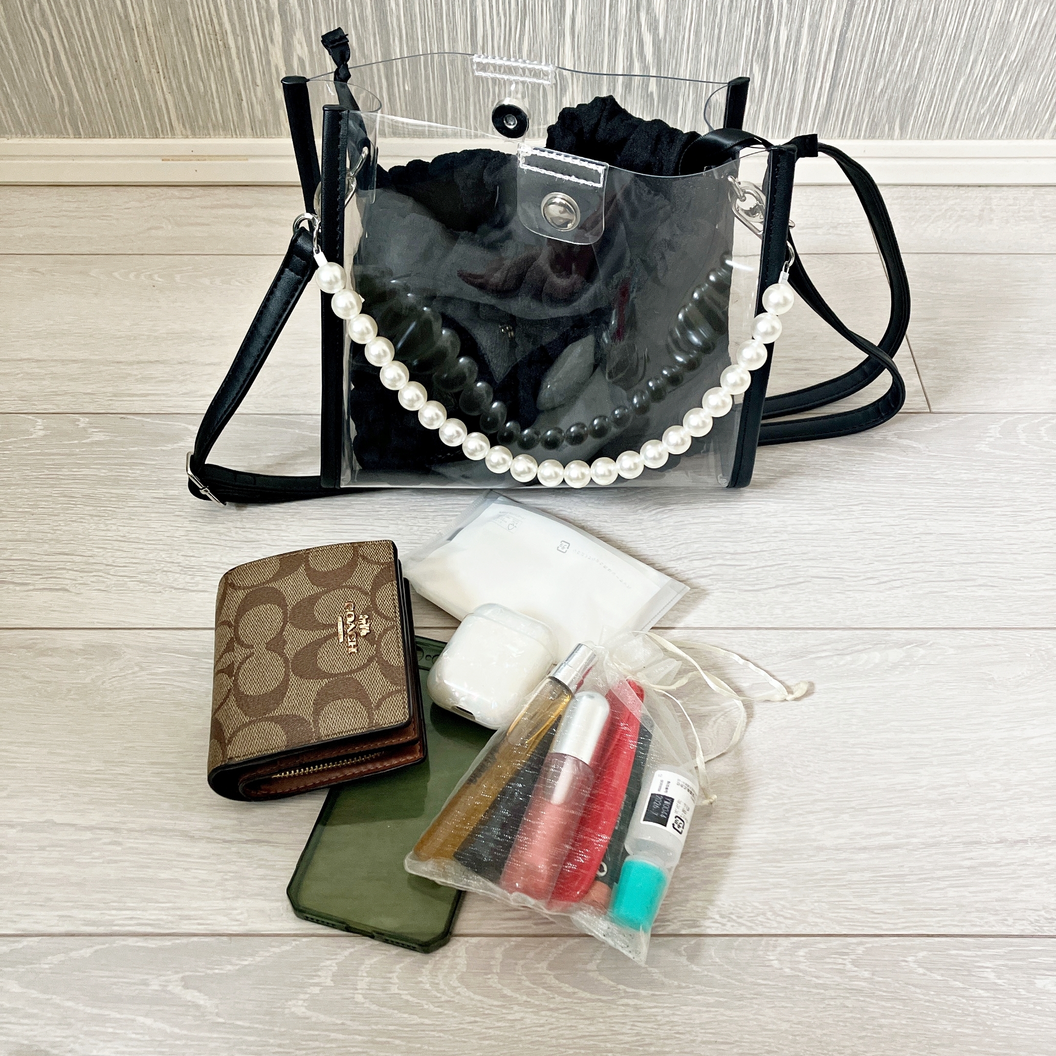 Honeys（ハニーズ）のおすすめバッグ「パール付クリアバッグ」