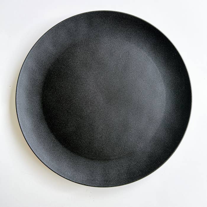 DAISO（ダイソー）のオススメのお皿「深月レンジ食器（丸皿、21cm、黒）」